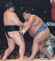 Musashimaru shakes off Kotomitsuki to keep spring sumo lead+